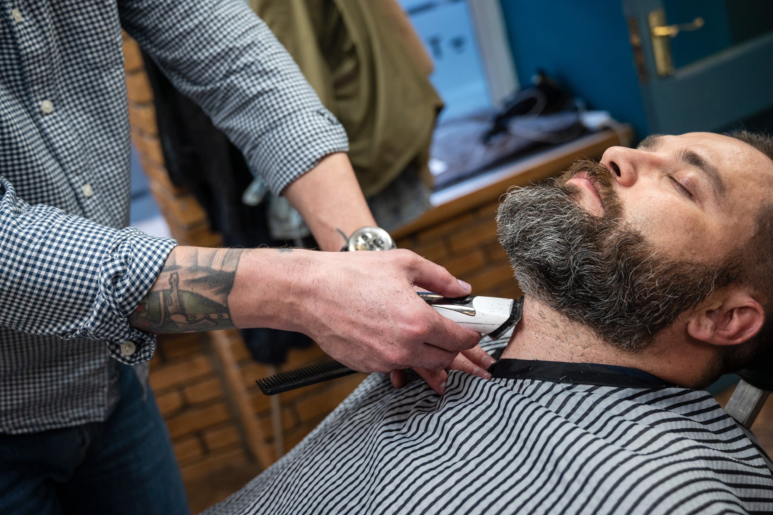Tonsorium owner and barber at work